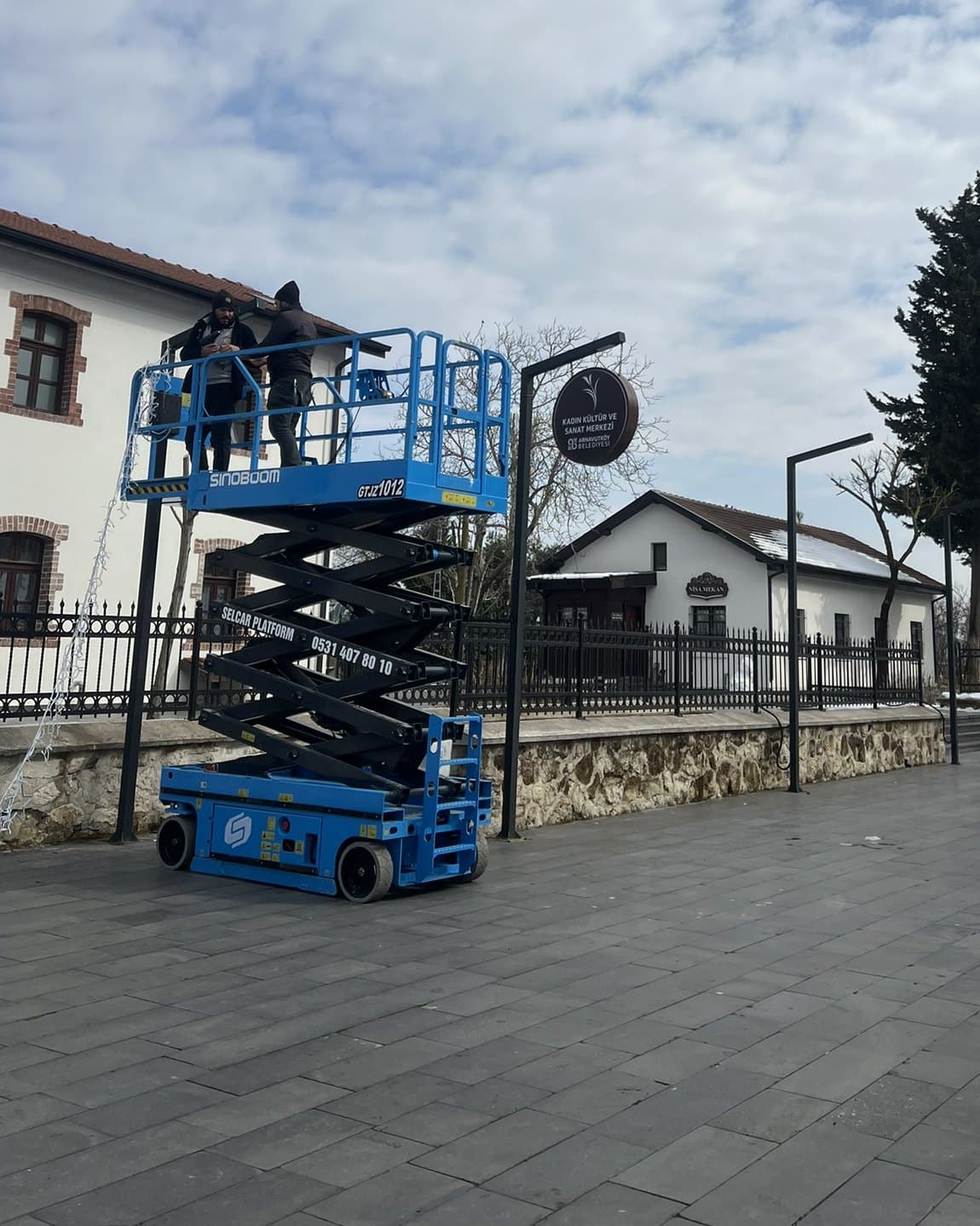 Makaslı platformla dış cephede çalışan ekip